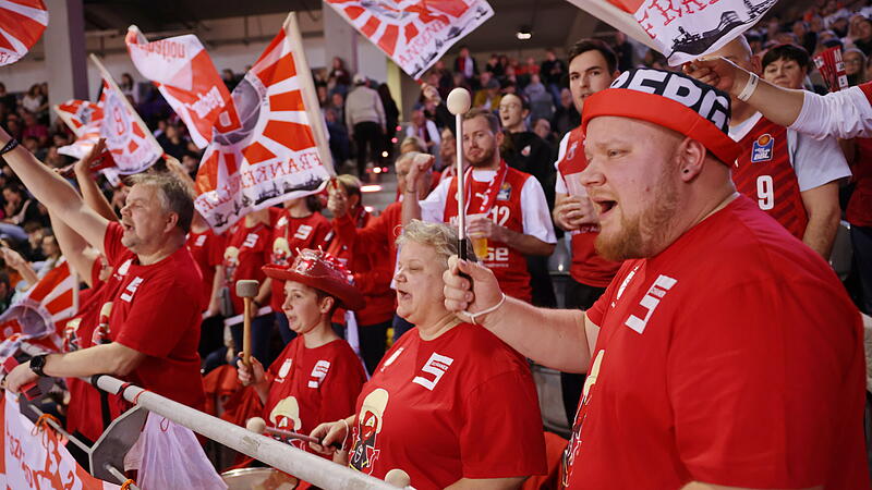 Marco Bolz (Erster von rechts) und Ronni Arendt (Zweite von rechts) vom Fanclub "Faszination Basketball Bamberg" trommeln seit Jahrzehnten bei den Spielen der Bamberg Baskets. Marco Bolz (Erster von rechts) und Ronni Arendt (Zweite von rechts) vom Fanclub "Faszination Basketball Bamberg" trommeln seit Jahrzehnten bei den Spielen der Bamberg Baskets.