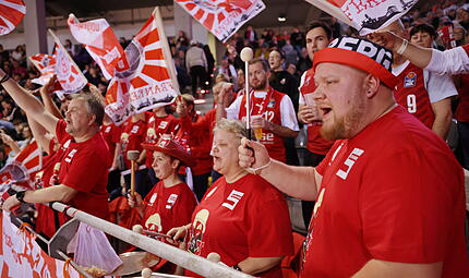 Marco Bolz (Erster von rechts) und Ronni Arendt (Zweite von rechts) vom Fanclub "Faszination Basketball Bamberg" trommeln seit Jahrzehnten bei den Spielen der Bamberg Baskets.