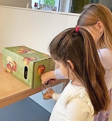 Kinder f&uuml;llen den Apfelsaft ab, den ihnen der Gartenbauverein in Hallerndorf spendiert hat.