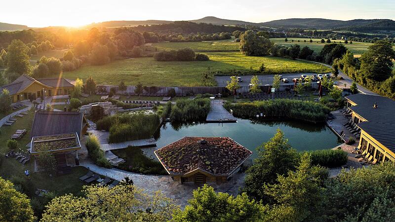 Die Saunalandschaft der Obermain-Therme aus der Vogelperspektive. Der Parkplatz im oberen rechten Bildbereich wurde bereits im Vorgriff auf eine angestrebte Erweiterung verlegt. Angedacht ist eine gro&szlig;e Aufgusssauna. Doch bis 2024 ist das noch Zuk...