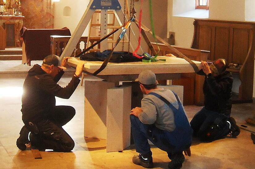 Der neue Volksaltar ist installiert und ausgerichtet.