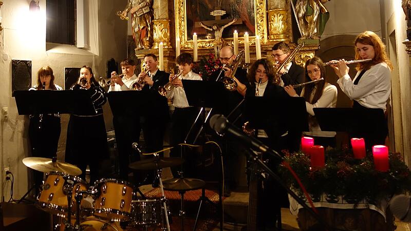 Das Instrumentalensemble aus Holz- und Blechbläsern ließ Pachelbels berühmten Kanon in D-Dur aufleben. Das Instrumentalensemble aus Holz- und Blechbläsern ließ Pachelbels berühmten Kanon in D-Dur aufleben.
