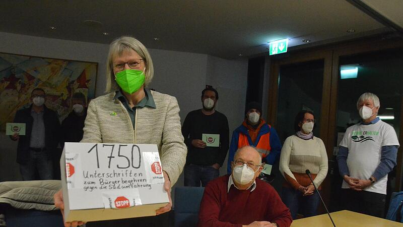 Martine Herpers übergibt mit Mitgliedern der Bürgerinitiative die Unterschriften.