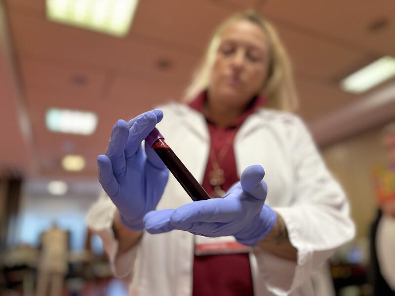 Die Vollblutspende von 500 Milliliter passt nicht in dieses R&ouml;hrchen. Doch neben der Konserve wird auch ein bisschen Blut zur Untersuchung entnommen.