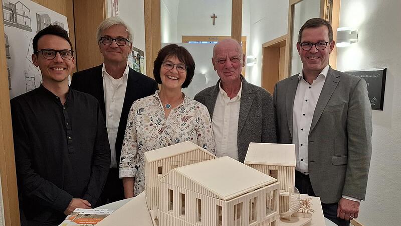 Sie stellen das neue Wohnkonzept vor (v.l.): Tobias Semmler (IVS), Prof. Rainer Hirth, Gisela Raab, Dr. Burghard Flieger und B&uuml;rgermeister J&uuml;rgen G&auml;belein