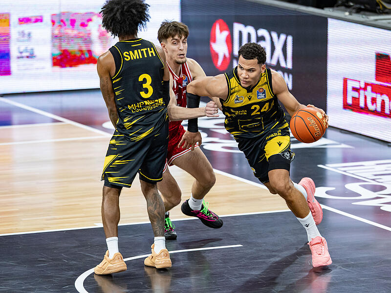 Der geb&uuml;rtige Bamberger im Ludwigsburger Trikot, Brandon Tischler, bringt den Ball nach vorne.