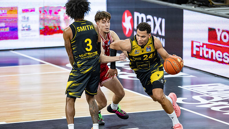 BMA365 Bamberg Baskets - MHP Riesen Ludwigsburg Der gebürtige Bamberger im Ludwigsburger Trikot, Brandon Tischler, bringt den Ball nach vorne.