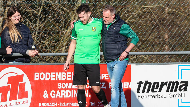 Frank Hauck (rechts, mit Spieler David Wei&szlig;) stellt sein Traineramt beim SV Wolfers-/Neuengr&uuml;n zur Verf&uuml;gung.