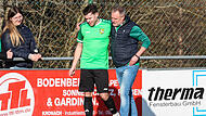 Frank Hauck (rechts, mit Spieler David Wei&szlig;) stellt sein Traineramt beim SV Wolfers-/Neuengr&uuml;n zur Verf&uuml;gung.
