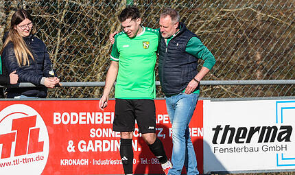 Frank Hauck (rechts, mit Spieler David Weiß) stellt sein Traineramt beim SV Wolfers-/Neuengrün zur Verfügung. Frank Hauck (rechts, mit Spieler David Weiß) stellt sein Traineramt beim SV Wolfers-/Neuengrün zur Verfügung.