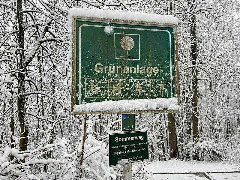 Spaziergang durch den verschneiten Hofgarten in Coburg