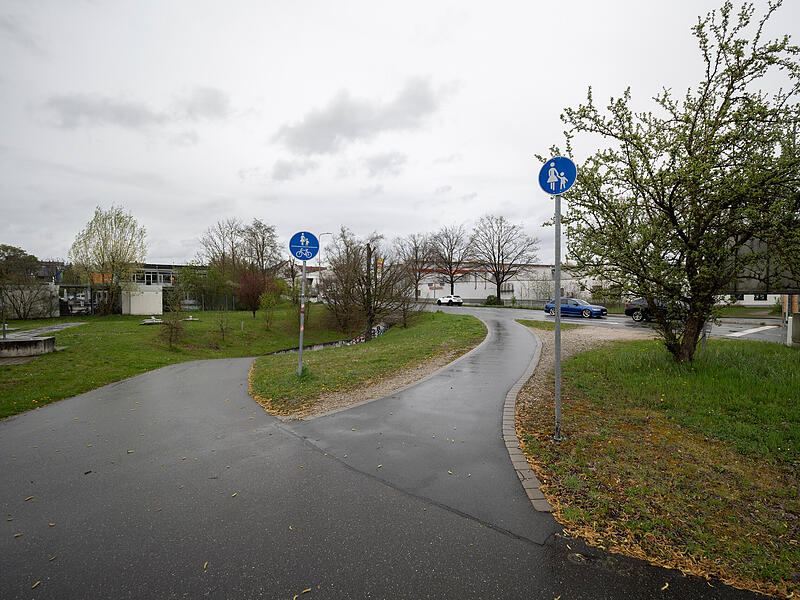 An dieser Stelle nahe der Rathgeberstra&szlig;e hat die Stadt Herzogenaurach einen urspr&uuml;nglichen Trampelpfad im Nachhinein asphaltiert und damit zum offiziellen Weg erhoben.