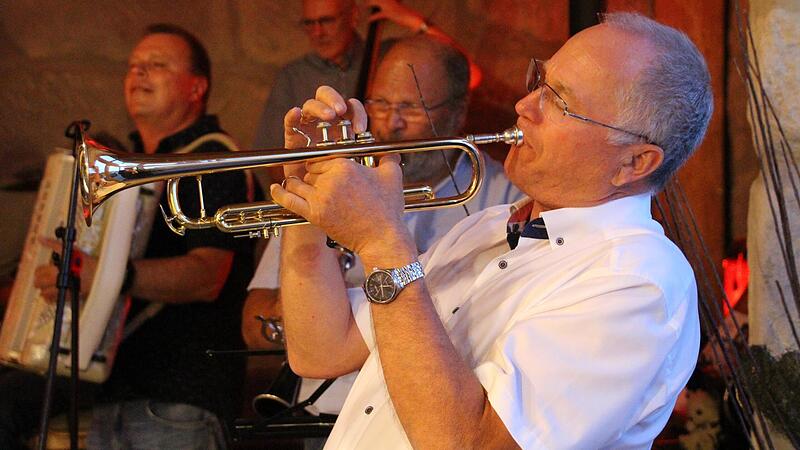 Selbst ist der Trompeter: Das Geburtstagskind spielte sogleich mit. Selbst ist der Trompeter: Das Geburtstagskind spielte sogleich mit.