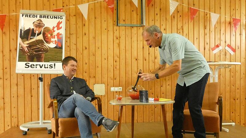 Zum Ende seines Soloprogramms &bdquo;Brezel, Bier und domm&rsquo;s Gebabbel&ldquo; l&auml;dt der geb&uuml;rtige Gro&szlig;eibst&auml;dter Fredi Breunig stets einen &Uuml;berraschungsgast ein. In Gauaschach sa&szlig; Innenstaatssekret&auml;r Sandro Kirchner neben ihm auf der B&uuml;hne und beide schl&uuml;rften ...