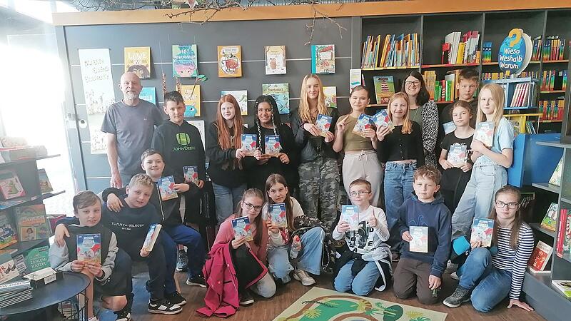 Die Schüler der Ritter-von-Spix-Schule besuchten die „Bücherstube“ Höchstadt.