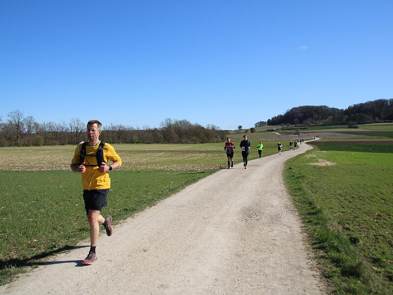 Strahlender Sonnenschein, aber nur niedrige Plusgrade erwartete die L&auml;ufer beim 19. Obermain-Marathon rund um Bad Staffelstein. Die Marathon-Strecke f&uuml;hrte wieder an den beiden Wahrzeichen der Kurstadt, dem Kloster Banz und der Basilika Vierzehnheiligen vorbei.