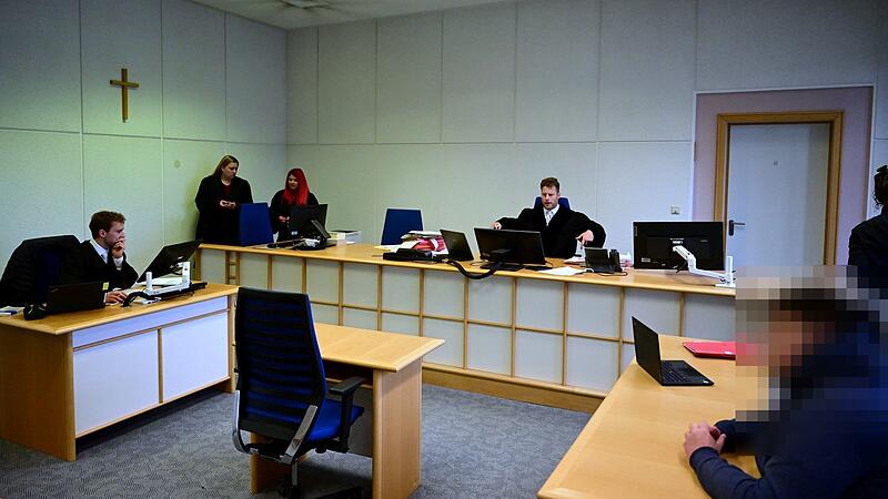 Ein Rechtsreferendar, zwei Protokollf&uuml;hrerinnen, Strafrichter Johannes Obenauf und der Angeklagte