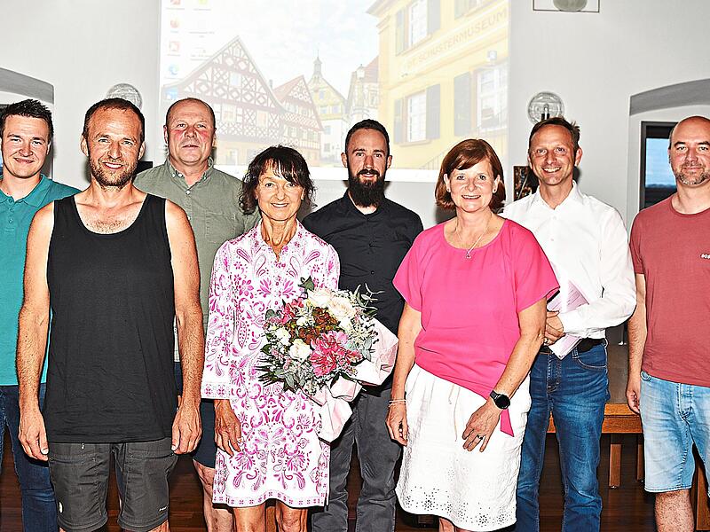 Der neu gew&auml;hlte Vorstand des Zweckverbands zur Wasserversorgung der G&auml;rtenrother Gruppe (v.l.): Gesch&auml;ftsleiter Hannes Baier, Tino Motschmann, Manfred Stark, Marcel B&auml;r und Michael Foltes mit der Vorsitzenden Susanne Bock von W&uuml;lfingen und ihrem ...