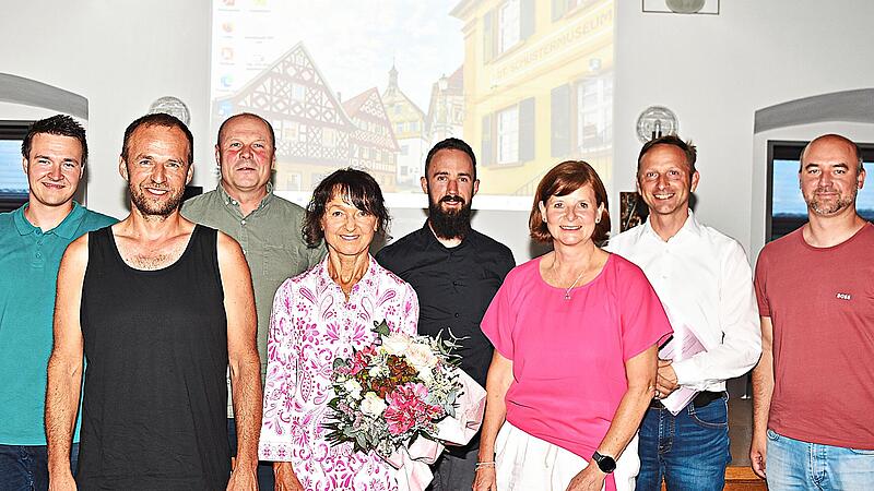 Der neu gewählte Vorstand des Zweckverbands zur Wasserversorgung der Gärtenrother Gruppe (v.l.): Geschäftsleiter Hannes Baier, Tino Motschmann, Manfred Stark, Marcel Bär und Michael Foltes mit der Vorsitzenden Susanne Bock von Wülfingen und ihrem ... Der neu gewählte Vorstand des Zweckverbands zur Wasserversorgung der Gärtenrother Gruppe (v.l.): Geschäftsleiter Hannes Baier, Tino Motschmann, Manfred Stark, Marcel Bär und Michael Foltes mit der Vorsitzenden Susanne Bock von Wülfingen und ihrem ...