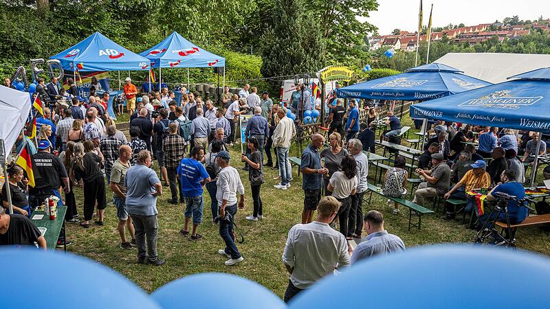 AfD-Mann Roland Sesselmann ist in Sonneberg zum Landrat gewählt worden. Auf der Wahlparty waren neben den AfD-Pavillons auch Schrime der Weismainer Püls-Bräu zu sehen (rechts).