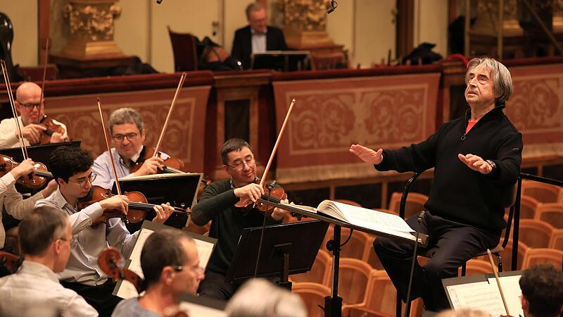 Proben f&uuml;rs Neujahrskonzert: Dirigent Riccardo Muti mit den Wiener Philharmonikern. Links von Muti der Biograf von Constanze Geiger, Raimund Lissy.