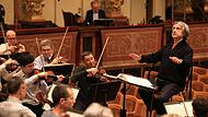 Proben fürs Neujahrskonzert: Dirigent Riccardo Muti mit den Wiener Philharmonikern. Links von Muti der Biograf von Constanze Geiger, Raimund Lissy.