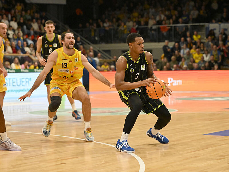 Sport Basketball  2. Bundesliga PROA Saison 2025 / 2026  05. Spieltag  am Samstag 25.10.2025 Spielort Hagen Ischelandhalle  Spielbeginn 19.00 h  Phoenix Hagen gegen BBC Bayreuth  Halbzeitergebnis 53:33 rayshawn Mart Dominick von Waaden # 13