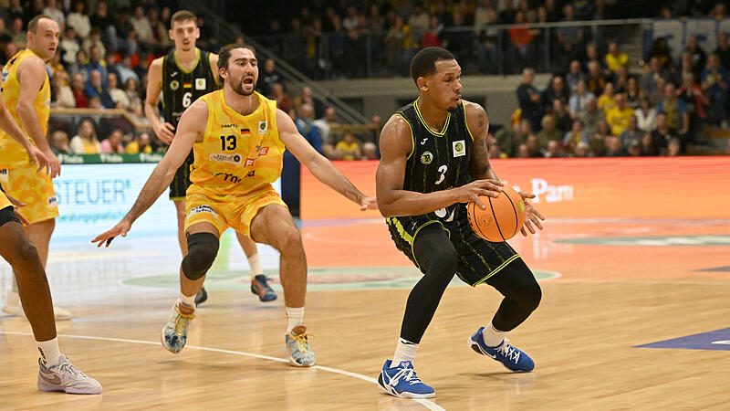 Sport Basketball  2. Bundesliga PROA Saison 2025 / 2026  05. Spieltag  am Samstag 25.10.2025 Spielort Hagen Ischelandhalle  Spielbeginn 19.00 h  Phoenix Hagen gegen BBC Bayreuth  Halbzeitergebnis 53:33 rayshawn Mart Dominick von Waaden # 13