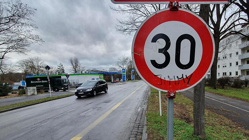 Tempo 30 gilt aktuell am Kunigundendamm &ndash; aber nur weil hier eine Baustelle liegt.