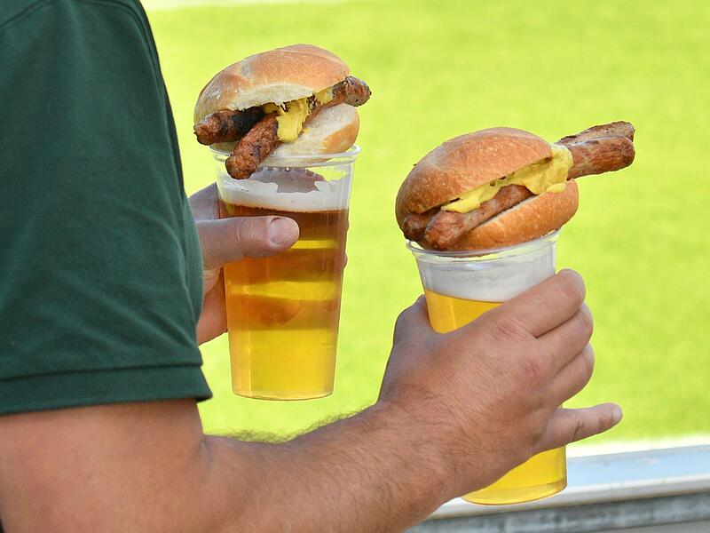 Gutes Bier und leckere Bratwürste gibt es auch im Karl-Fleschutz-Stadion (Bild), doch die in Frammersbach sind bekanntermaßen sehr gut.
