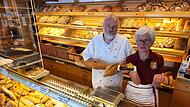 Michael Kerling mit seiner Frau Christine: Sie werden weiterhin der Oberen K&ouml;nigstra&szlig;e f&uuml;r ihre Kunden da sein.