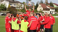 Der TSV Obersiemau um Trainer Stefan Wirsing hat den Titel schon lange in der Tasche. Wer folgt am kommenden Wochenende in die Ruhmeshalle der Meister?Meisterfeier TSV Obersiemau_A-Klasse 1 CO 2023/14 Die Spieler des TSV Obersiemau lassen ihren Trainer Stefan Wirsing hochleben.