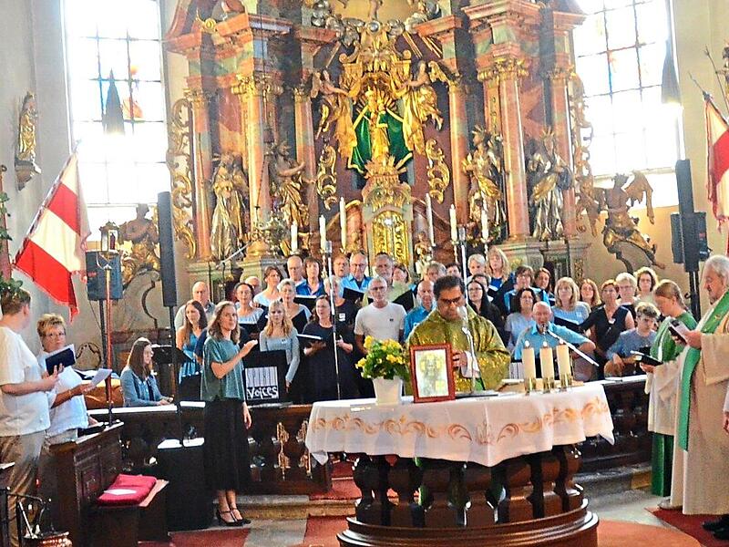 Ein beeindruckender Dankgottesdienst berührte Seele und Herz der Gottesdienstbesucher. Der Chor Spirit Voices dankte für eine 35-jährige Erfolgsgeschichte mit herzergreifenden Liedern. Der Zelebrant, Pater Ignatius, verabschiedete sich aus der Url... Ein beeindruckender Dankgottesdienst berührte Seele und Herz der Gottesdienstbesucher. Der Chor Spirit Voices dankte für eine 35-jährige Erfolgsgeschichte mit herzergreifenden Liedern. Der Zelebrant, Pater Ignatius, verabschiedete sich aus der Url...