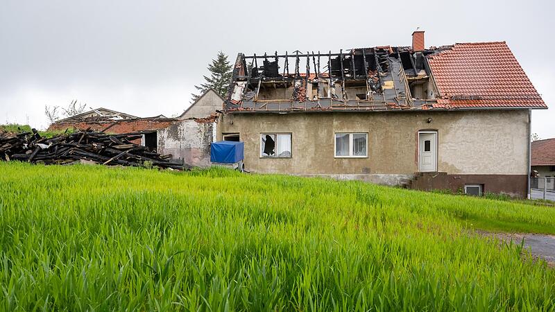 Schwer gezeichnet ist auch dieses schon vor dem Brand unbewohnte Haus in der Marktstra&szlig;e.