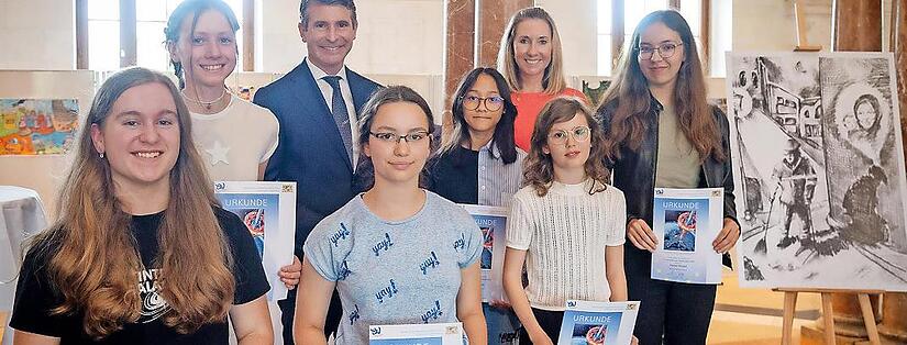 Andrea Offner (2. Reihe, Mitte) mit weiteren Preisträgerinnen, Bayerns Europaminister Eric Beißwenger und Kultusministerin Anna Stolz in der Bayerischen Staatskanzlei. Andrea Offner (2. Reihe, Mitte) mit weiteren Preisträgerinnen, Bayerns Europaminister Eric Beißwenger und Kultusministerin Anna Stolz in der Bayerischen Staatskanzlei.