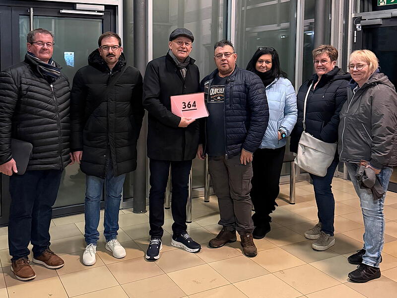 Übergabe der Unterschriftenliste aus Neuses vor der Gemeinderatssitzung an Bürgermeister Claus SchwarzmannForchheim & Fränkische Schweiz