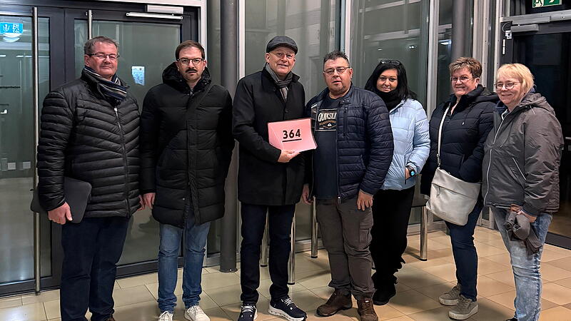 &Uuml;bergabe der Unterschriftenliste aus Neuses vor der Gemeinderatssitzung an B&uuml;rgermeister Claus SchwarzmannForchheim & Fr&auml;nkische Schweiz