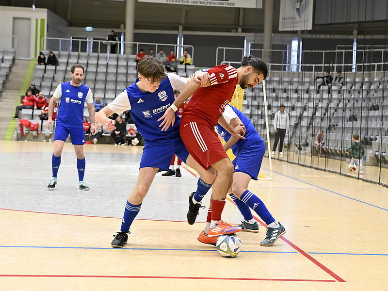 Der SV Ketschendorf (blaue Trikots) wurde nur Vierter in der Vorrunde, verlor unter anderem gegen den FC Coburg um Cankut Civelek (rotes Trikot) 0:1. Die Vestekicker gaben sich keine Blöße.