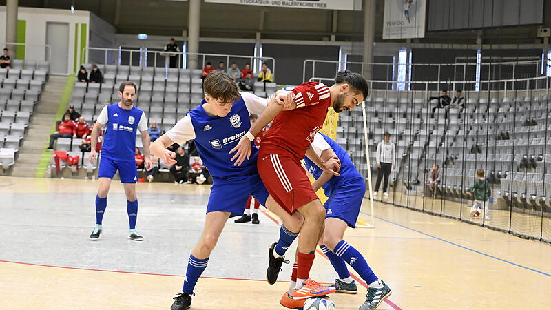 Der SV Ketschendorf (blaue Trikots) wurde nur Vierter in der Vorrunde, verlor unter anderem gegen den FC Coburg um Cankut Civelek (rotes Trikot) 0:1. Die Vestekicker gaben sich keine Bl&ouml;&szlig;e.