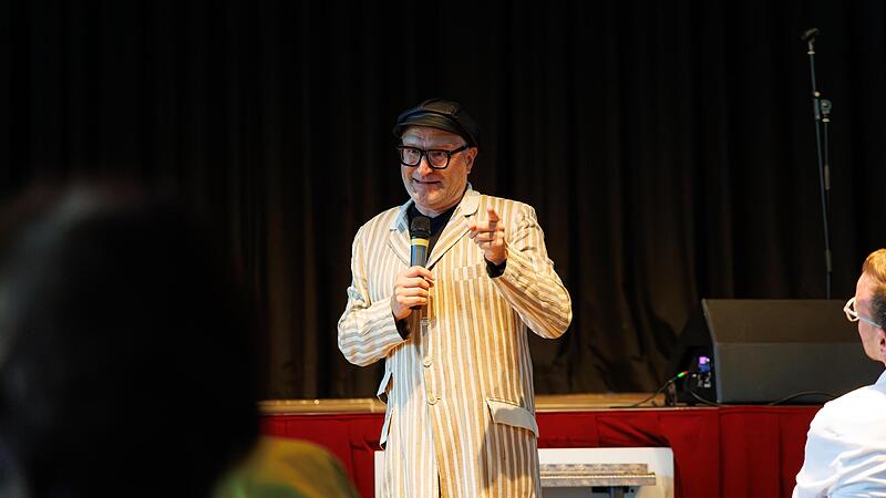 Wortakrobat Oliver Tissot trat im Markisenstoff-Jacket auf.