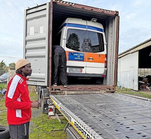 In Sète an der französischen Mittelmeerküste wurde der Krankenwagen aus Höchstadt in einen Container verladen und auf die Weiterreise nach Mali geschickt.