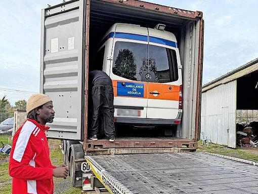 In Sète an der französischen Mittelmeerküste wurde der Krankenwagen aus Höchstadt in einen Container verladen und auf die Weiterreise nach Mali geschickt. In Sète an der französischen Mittelmeerküste wurde der Krankenwagen aus Höchstadt in einen Container verladen und auf die Weiterreise nach Mali geschickt.