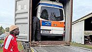 In Sète an der französischen Mittelmeerküste wurde der Krankenwagen aus Höchstadt in einen Container verladen und auf die Weiterreise nach Mali geschickt. In Sète an der französischen Mittelmeerküste wurde der Krankenwagen aus Höchstadt in einen Container verladen und auf die Weiterreise nach Mali geschickt.