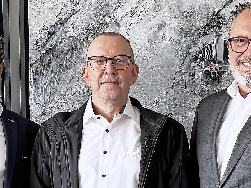 Gesch&auml;ftsf&uuml;hrer Dr. Abassin Aryobsei, Jubilar Rainer Staudt und Gesch&auml;ftsf&uuml;hrer Peter Mayr.