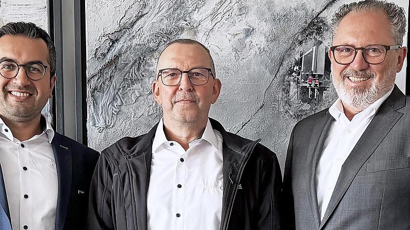 Gesch&auml;ftsf&uuml;hrer Dr. Abassin Aryobsei, Jubilar Rainer Staudt und Gesch&auml;ftsf&uuml;hrer Peter Mayr.