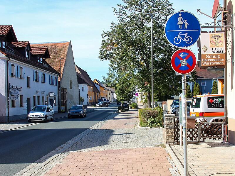 Damit auf dem Geh- und Radweg vor der Metzgerei Schulz in der Gro&szlig;en Bauerngasse keine Autos mehr halten k&ouml;nnen, stellt die Stadt H&ouml;chstadt dort Pfosten auf.