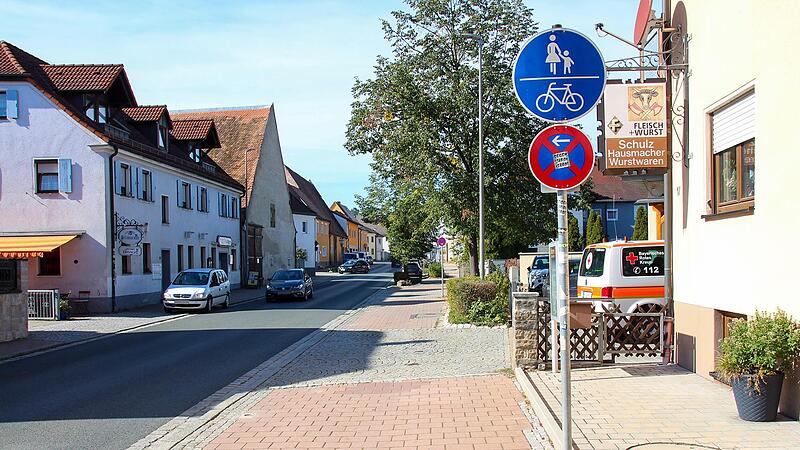 Damit auf dem Geh- und Radweg vor der Metzgerei Schulz in der Gro&szlig;en Bauerngasse keine Autos mehr halten k&ouml;nnen, stellt die Stadt H&ouml;chstadt dort Pfosten auf.