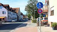 Damit auf dem Geh- und Radweg vor der Metzgerei Schulz in der Gro&szlig;en Bauerngasse keine Autos mehr halten k&ouml;nnen, stellt die Stadt H&ouml;chstadt dort Pfosten auf.