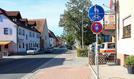 Damit auf dem Geh- und Radweg vor der Metzgerei Schulz in der Großen Bauerngasse keine Autos mehr halten können, stellt die Stadt Höchstadt dort Pfosten auf. Damit auf dem Geh- und Radweg vor der Metzgerei Schulz in der Großen Bauerngasse keine Autos mehr halten können, stellt die Stadt Höchstadt dort Pfosten auf.