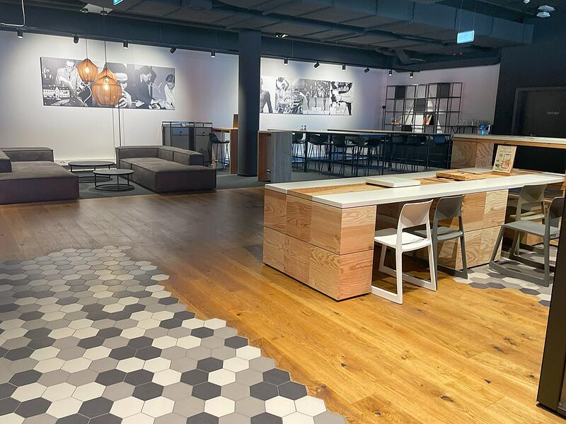 Puma-Café Outlet HerzogenaurachPuma-Café Outlet Herzogenaurach Das Puma Café in der Nähe des Outlets: Die dortigen Co-Working-Spaces können von Mitarbeitern benutzt werden, stehen aber auch allen Besuchern zur Verfügung.